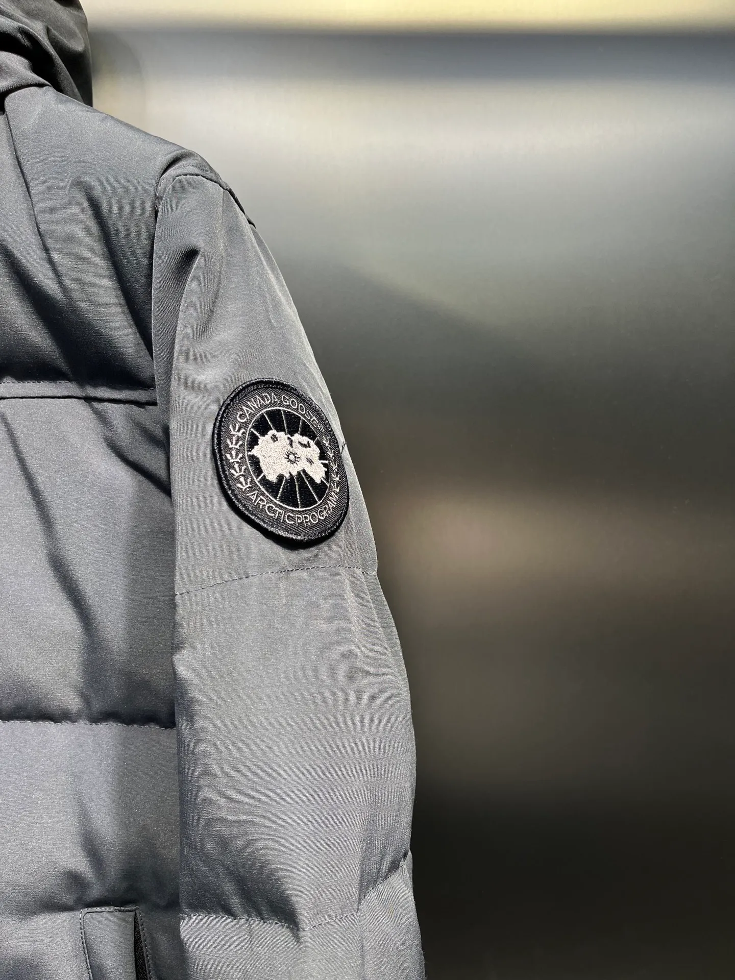 P700 Goose 🌟17 styles of chest patch, same style for men and women, cold-resistant down jackets! The fur collar is detachable. The natural Siberian coyote fur collar has a delicate yet strong feel, which comes from the sense of life that comes from the erosion of wind and frost in nature. The market usually uses raccoon fur or fake fur instead, which is not even the slightest bit better! The collar part has cold-proof flannel, which is close to the head and neck, comfortable and warm! The fabric is made of high-density nano-level waterproof fabric, which is windproof and wear-resistant and has a certain thickness! The zipper is the official YKK brand! The waist has an elastic waistline design that can be adjusted according to yourself! There is also an anti-wind Velcro inside! Seamless threaded cuffs to avoid stiffening! In order to prevent cold wind from pouring in, a double closure design is adopted. On the premise of the traditional zipper fly, six Velcro fasteners are used for secondary closure, which brings better warmth retention effect. It retains the classic hooded design and uses super large luxurious wolf fur to protect against wind and cold. No matter how low the temperature is this winter, one piece is enough. I’ll give you the wind and temperature. Size: s-xl